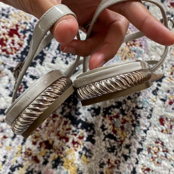 Chanel grey patent leather pearl sandals - Picture 5 of 9